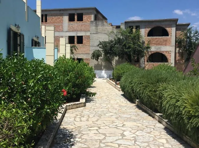 Отель Georges Estates 3*