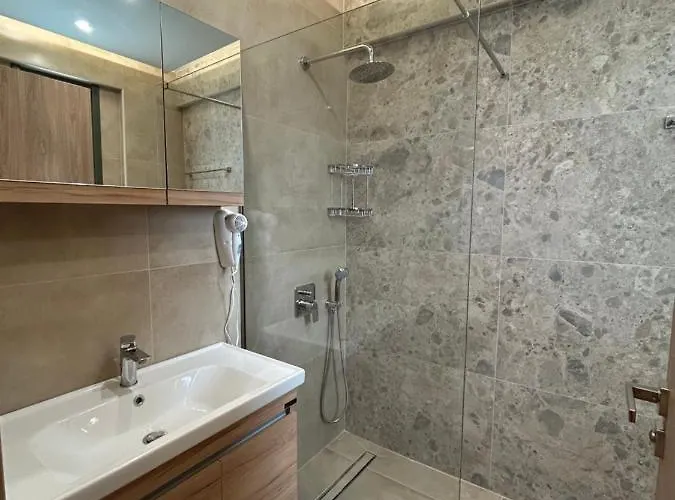 Отель Georges Estates 3*